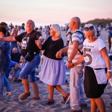 Minios žmonių rinkosi pabūti pajūryje prie laužų