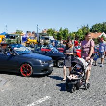 Džiazuojančią Klaipėdą papuošė išskirtiniai automobiliai