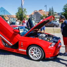 Džiazuojančią Klaipėdą papuošė išskirtiniai automobiliai