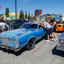 Džiazuojančią Klaipėdą papuošė išskirtiniai automobiliai