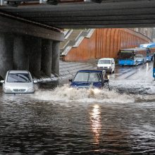 Uostamiestį skandino lietus: patvino gatvės, kiemai