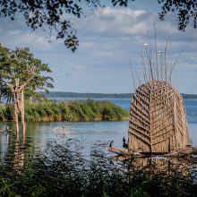 Skulptūros Juodkrantėje virs liepsna