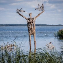 Skulptūros Juodkrantėje virs liepsna