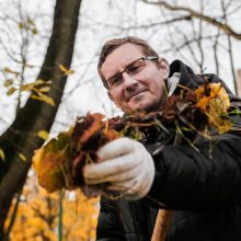 Klaipėdiečiai miesto centre grėbė lapus