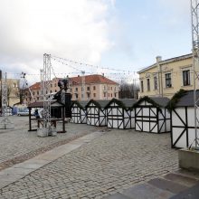 Pradėjo montuoti milžinišką sniego rutulį