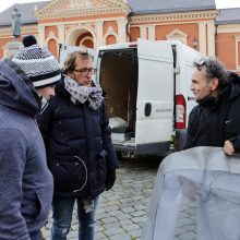 Pradėjo montuoti milžinišką sniego rutulį