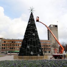 Pradėjo montuoti milžinišką sniego rutulį