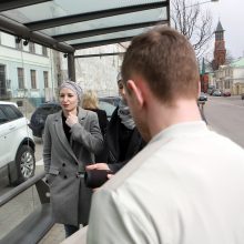 Muzikinio teatro baleto grupės pasirodymas viešąjame autobuse