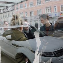 Muzikinio teatro baleto grupės pasirodymas viešąjame autobuse