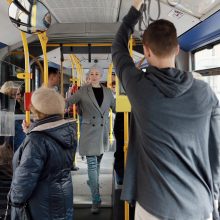 Muzikinio teatro baleto grupės pasirodymas viešąjame autobuse