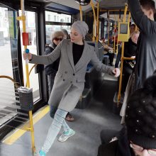 Muzikinio teatro baleto grupės pasirodymas viešąjame autobuse