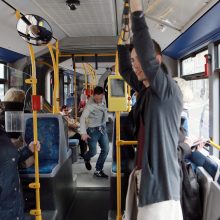 Muzikinio teatro baleto grupės pasirodymas viešąjame autobuse