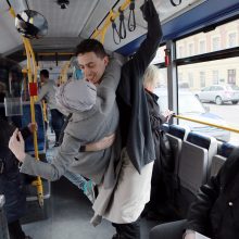 Muzikinio teatro baleto grupės pasirodymas viešąjame autobuse