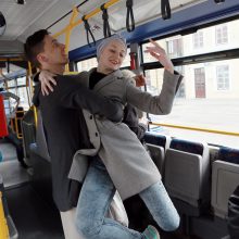 Muzikinio teatro baleto grupės pasirodymas viešąjame autobuse