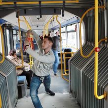 Muzikinio teatro baleto grupės pasirodymas viešąjame autobuse