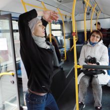 Muzikinio teatro baleto grupės pasirodymas viešąjame autobuse