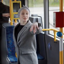 Muzikinio teatro baleto grupės pasirodymas viešąjame autobuse