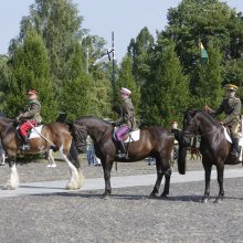 Dragūnų batalionui – 30 metų: iškilmėse aidėjo ne tik senovinės patrankos šūviai