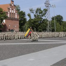 Dragūnų batalionui – 30 metų: iškilmėse aidėjo ne tik senovinės patrankos šūviai