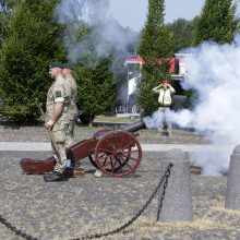 Dragūnų batalionui – 30 metų: iškilmėse aidėjo ne tik senovinės patrankos šūviai