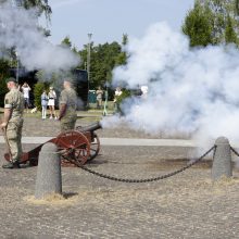 Dragūnų batalionui – 30 metų: iškilmėse aidėjo ne tik senovinės patrankos šūviai