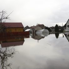 Purmaliuose vanduo tuoj sieks namų stogus