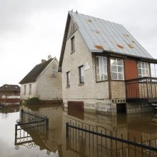 Purmaliuose vanduo tuoj sieks namų stogus