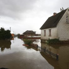 Purmaliuose vanduo tuoj sieks namų stogus