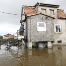 Purmaliuose vanduo tuoj sieks namų stogus