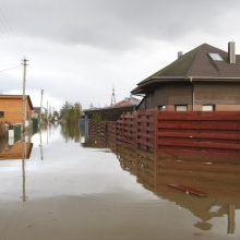 Purmaliuose vanduo tuoj sieks namų stogus