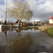 Purmaliuose vanduo tuoj sieks namų stogus