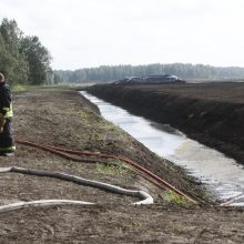 Degantį durpyną gesinantys ugniagesiai: darbo bus mažiausiai kelioms paroms