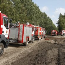 Degantį durpyną gesinantys ugniagesiai: darbo bus mažiausiai kelioms paroms