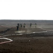 Degantį durpyną gesinantys ugniagesiai: darbo bus mažiausiai kelioms paroms