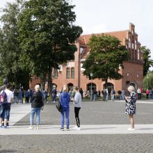 Studentai Klaipėdoje grįžta į auditorijas: prie mobiliojo vakcinavimo punkto – eilės