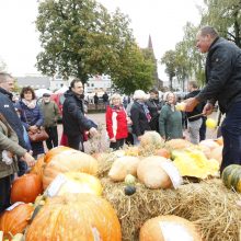 Kretingos rudens derliaus šventėje – moliūgo „skerstuvės“ ir sūrių alėja 