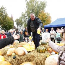 Kretingos rudens derliaus šventėje – moliūgo „skerstuvės“ ir sūrių alėja 