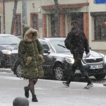 Žiema trauktis neskuba: pajūryje – žvarbus vėjas ir sniegas