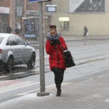 Žiema trauktis neskuba: pajūryje – žvarbus vėjas ir sniegas