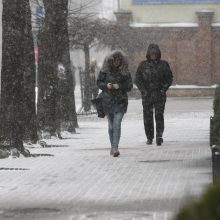 Žiema trauktis neskuba: pajūryje – žvarbus vėjas ir sniegas