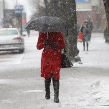 Žiema trauktis neskuba: pajūryje – žvarbus vėjas ir sniegas