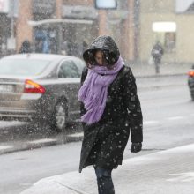 Žiema trauktis neskuba: pajūryje – žvarbus vėjas ir sniegas