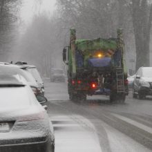 Žiema trauktis neskuba: pajūryje – žvarbus vėjas ir sniegas