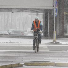 Žiema trauktis neskuba: pajūryje – žvarbus vėjas ir sniegas