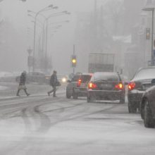 Žiema trauktis neskuba: pajūryje – žvarbus vėjas ir sniegas