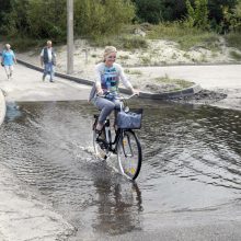 Dėl pelkės – nepatogumai poilsiautojams