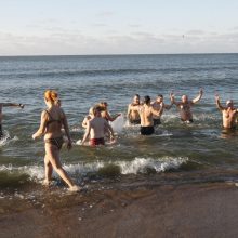 Sveikuoliai nėrė į ledinę Baltiją