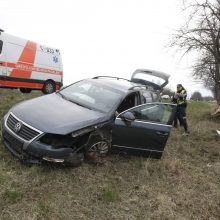 Pakeliui iš Klaipėdos į Palangą automobilis rėžėsi į medį