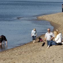 Rudeniškuose paplūdimiuose – vasariškos pramogos