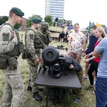 Klaipėdiečiai naudojosi proga apžiūrėti karinę techniką: ant tankų lipo ne tik vaikai